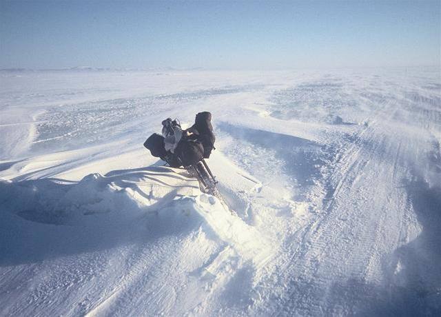 Závod na Aljace pináí mnohá nebezpeí. Jan Kopka se jednou propadl do ledu a hrozilo, e mu omrzne noha. Nezpanikail a zachránil se.