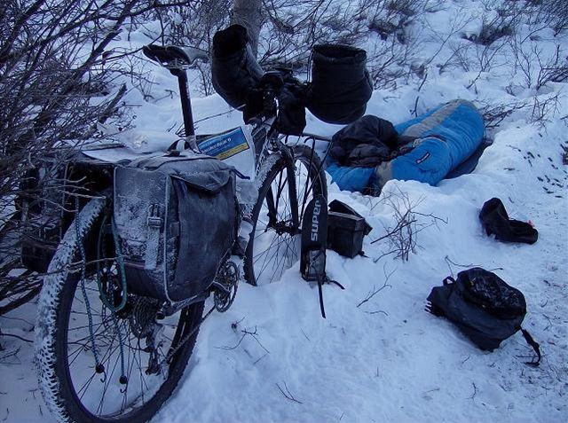 Závod na Aljace pináí mnohá nebezpeí. Jan Kopka se jednou propadl do ledu a hrozilo, e mu omrzne noha. Nezpanikail a zachránil se.