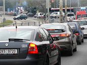 Částečné uzavření křižovatky u Plazy zkomplikovalo dopravu i stovky metrů daleko odtud, dlouhé kolony se tvoří od rána na Karlovarské třídě. Částečné uzavření křižovatky u Plazy zkomplikovalo dopravu i stovky metrů daleko odtud, dlouhé kolony se tvoří od rána na Karlovarské třídě.