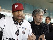 ESKORTA PRO HVZDU. Allen Iverson se z istanbulskho letit prodral pes fanouky jen s velkmi obtemi.