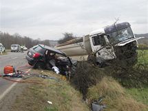 Tragick nehoda t aut mezi Starm Sedlem a Sokolovem, pi kter zahynuli dva lid