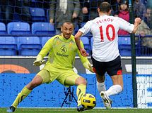 Boltonsk Martin Petrov pekonv branke Tottenhamu Hotspur Gomese.