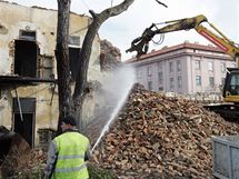 V brnnskm Komrov zaala demolice dom, kter musely ustoupit stavb peloen trasy tramvaj.