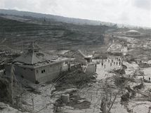 Indont zchrani prochzej oblast, kterou pokryl sopen prach po dal erupci sopky Merapi (5. listopadu 2010)