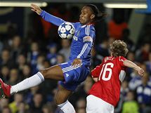 VE VZDUCHU: Drogba z Chelsea si zpracovv m ped Makejevem z moskevskho Spartaku