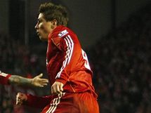 BUDE TO GL? Fernando Torres z Liverpoolu (vpravo) sleduje, jestli jeho stela skon v sti.