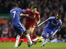 KLIKOVAN. Steven Gerrard z Liverpoolu (v ervenm) se sna projt mezi dvma hri Chelsea.