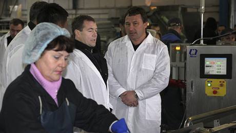 Ruský prezident Dmitrij Medvedv (druhý zprava) na návtv rybárny na...