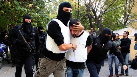 ecká policie eskortuje podezelého z pípravy balíkových bomb (2. listopadu 2010)