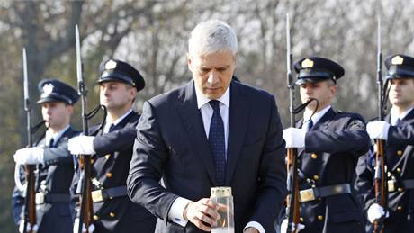 Srbský prezident Boris Tadič klade svíčku u památníku povražděných Chorvatů z Vukovaru (4. listopadu 2010) Srbský prezident Boris Tadič klade svíčku u památníku povražděných Chorvatů z Vukovaru (4. listopadu 2010)