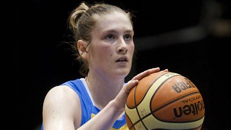 Lindsay Whalenová z USK Praha hází trestné hody v utkání proti Brnu.