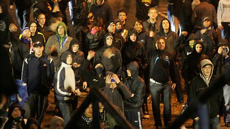 Fanouci Baníku Ostrava postávají ped stadionem. Následn se stetli s policií, která proti nim pouila slzný plyn. Kvli tomu byl peruen na dvacet minut zápas s Plzní.