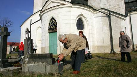 Hbitov u kostela svatého Jana Nepomuckého na Zelené hoe bude od roku 2016 zruený.