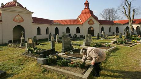 Hbitov u kostela svatého Jana Nepomuckého na Zelené hoe bude od roku 2016 zruený.