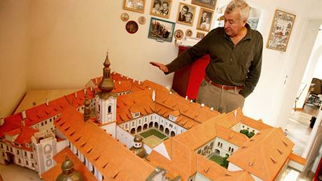 Třebíčský modelář Stanislav Vrška staví pro pražské premostráty model Strahovského kláštera Třebíčský modelář Stanislav Vrška staví pro pražské premostráty model Strahovského kláštera