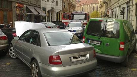 Řidička audi narazila do čtyř aut v ulici V Kolkovně v Praze (4.11.2010) Řidička audi narazila do čtyř aut v ulici V Kolkovně v Praze (4.11.2010)