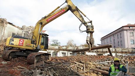 V brnnském Komárov zaala demolice dom, které musely ustoupit stavb peloené trasy tramvají.