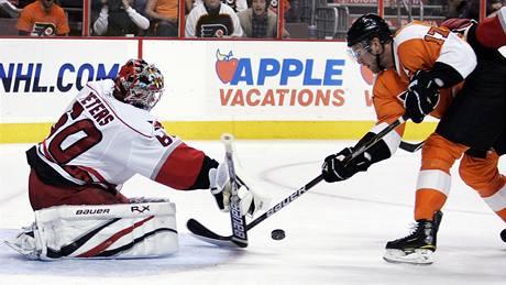 Jeff Carter z Philadelphie v anci ped brankáem Caroliny Justine Petersem. 