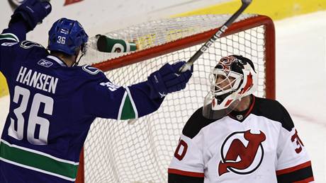 Branká New Jersey Martin Brodeur má puk za svými zády, z gólu Vancouveru se raduje Jannik Hansen.