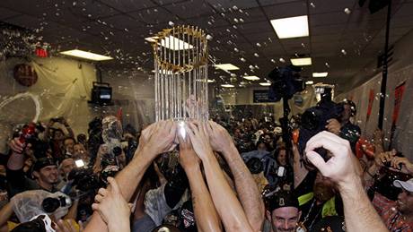 Z trofeje pro vítze Svtové série se tí baseballisté San Franciska Giants.