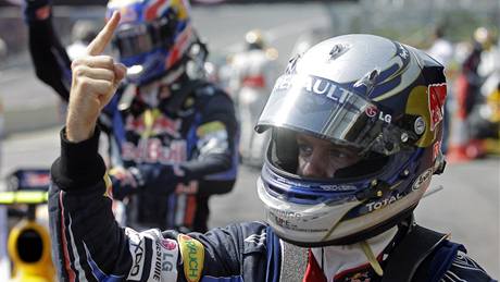 VÍTZNÁ RADOST. Nmecký pilot Sebastian Vettel z Red Bullu se raduje z triumfu.