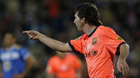 DÍKY! Lionel Messi z Barcelony dkuje za skvlou pihrávku, po které vstelil snadný gól.