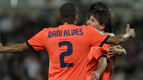 RADOST BARCELONY. Hrái katalánského velkoklubu se radují z gólu. Zády Alves, ped ním stelec Messi.