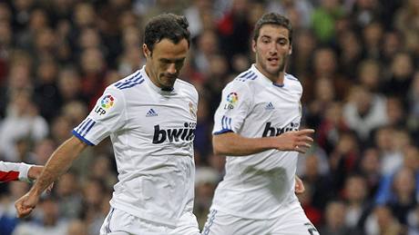 PÍPRAVA NA STELU. Ricardo Carvalho z Realu Madrid se pipravuje ke stele, po které padne gól.