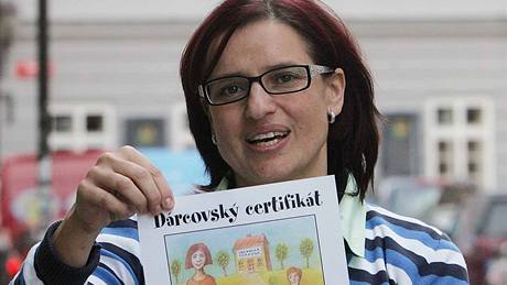 éfka Obanské poradny Miloslava Hanousková ukazuje dárcovský certifikát zaízení. 