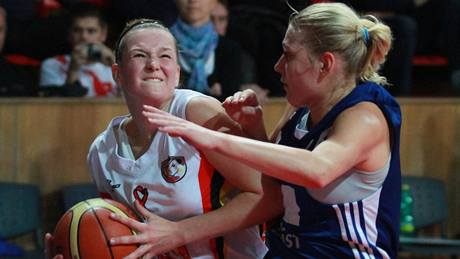 Basketbal eny zápas Hradec Králové - Strakonice. Hráky Ovsíková a Uhrová. (7. 11. 2010)