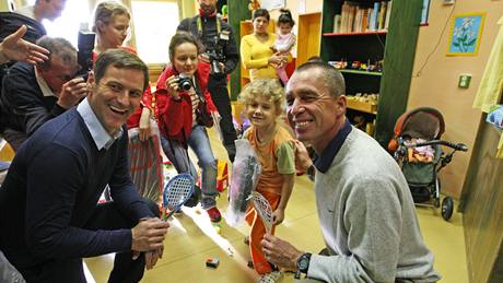 Tenisté Karel Nováček (vlevo) a Ivan Lendl mezi dětmi ve vítkovické nemocnici. Tenisté Karel Nováček (vlevo) a Ivan Lendl mezi dětmi ve vítkovické nemocnici.