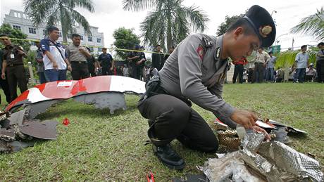 Lidé nali poblí indonéského Batamu trosky, které odpadávaly z motoru obího Airbusu A380 spolenosti Qantas (4. listopadu 2010)