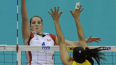 eská volejbalistka Aneta Havlíková pekonává obranu Brazilky Natálie