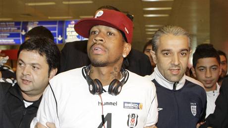 ESKORTA PRO HVZDU. Allen Iverson se z istanbulského letit prodíral pes fanouky jen s velkými obtíemi.