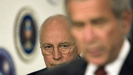 Dick Cheney (v pozadí) a George Bush