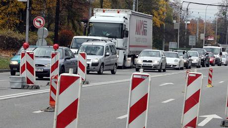 Stavbaři ve Zlíně začali stavět křižovatku Antonínova. Ve městě se tvoří kolony. Stavbaři ve Zlíně začali stavět křižovatku Antonínova. Ve městě se tvoří kolony.