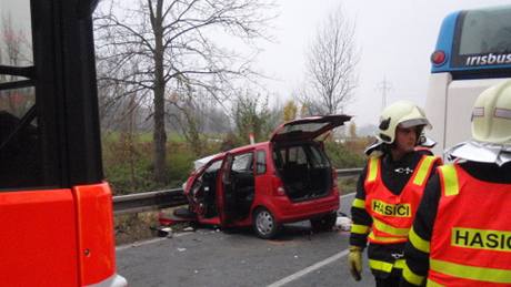 Sráka autobusu a auta v Petkovické ulici v Ostrav si vyádala est zranných, kteí skonili v místních nemocnicích.