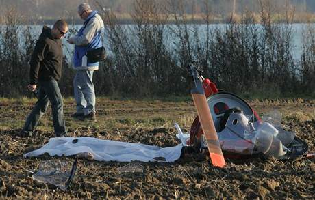 U obce Náklo na Olomoucku se zítil malý vrtulník. (14. listopadu 2010)