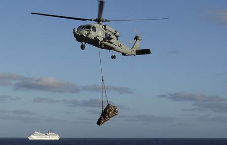 K lodi Carnival Splendor míí americký vrtulník se zásobami (10. listopadu 2010)