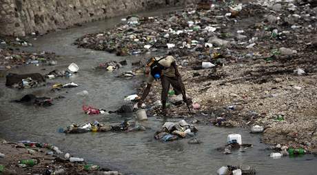 Cholera se na Haiti íí pedevím kvli nehygienickým podmínkám (15. listopadu 2010)