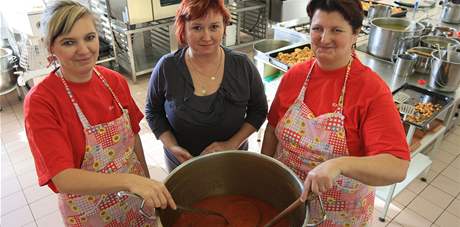 Marta Mandincová, Hana Laudátová a Pavla Kohoutová, kuchaky z jídelny základní koly v Pohoelicích, rády vaí, ale úastní se i kuchaských soutí. 