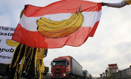 Zhruba dvacítka aktivist v "banánových" kostýmech zastavila na 15 minut provoz na hranici s Rakouskem v Mikulov. (15. listopad 2010)