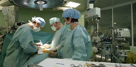 Uniktn operace srden chlopn v nemocnici U svat Anny v Brn.