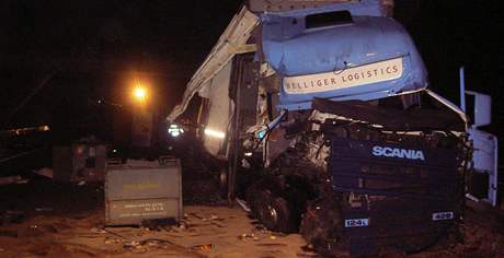 Tragicky skonila nehoda ty vozidel na 80,5 km dálnice D1 ve smru na Brno. Piel pi ní o ivot jeden idi a ti idii utrpli zranní. (19. listopad 2010)