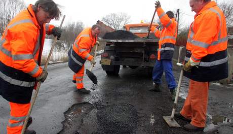 Havlíkobrodtí silniái opravují silnici u Okrouhlic na Vysoin.