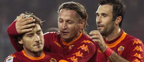SPRVN KAPITN. Francesco Totti (vlevo) se raduje se spoluhri Mexesem (uprosted) a Vuiniem z branky, kterou zadil remzu na hiti Juventusu.