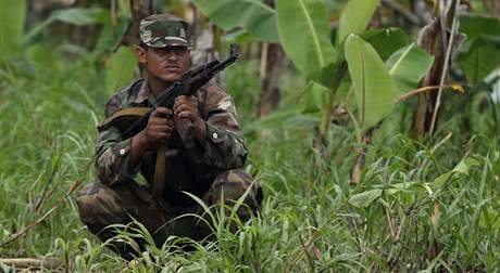Nikaragujsk vojk u eky San Juan ste spornou hranici (11. listopadu 2010)