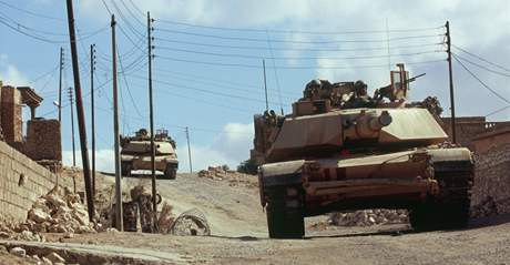 Tanky M1 Abrams v Iráku na archivním snímku