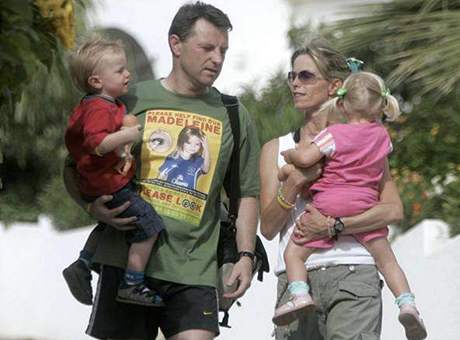 Gerry a Kate McCannovi se svými dvouletými dvojaty. tyletou dcerku Maddie poheují od 3. kvtna