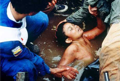 Zchrani dr mrtvou Omayru Sanchezovou. Zemela po vce ne edestihodinovm uvznn ve vod. (16. listopadu 1985)